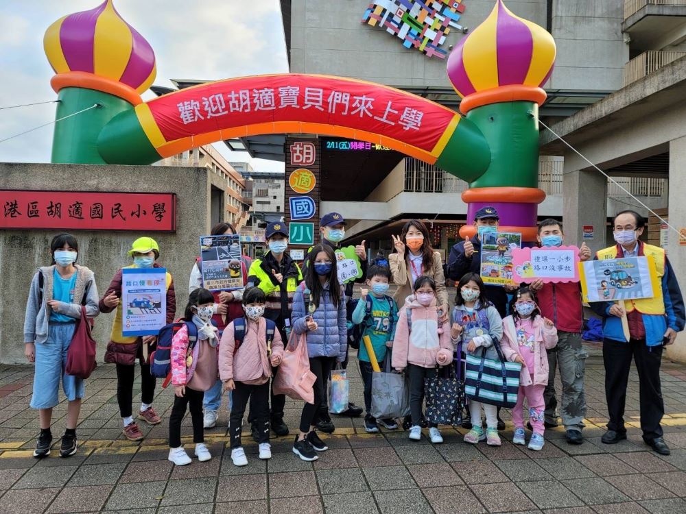 南港分局宣導團隊與學童們開心合照