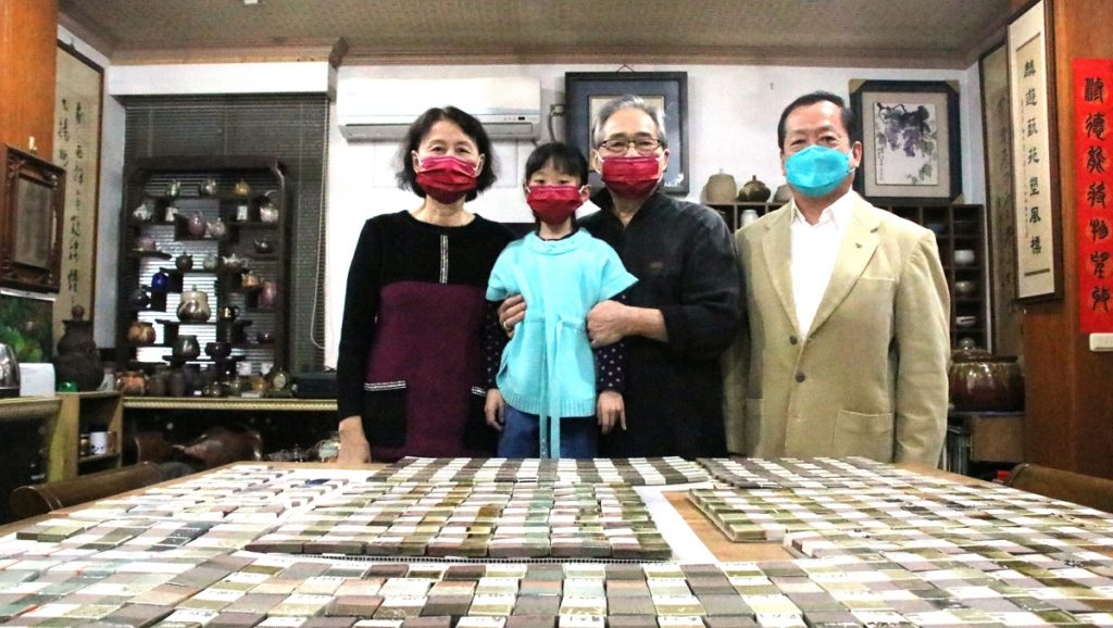 路慶麟(右二)與家人合影明園陶舍。(圖/陳惠玲攝影)