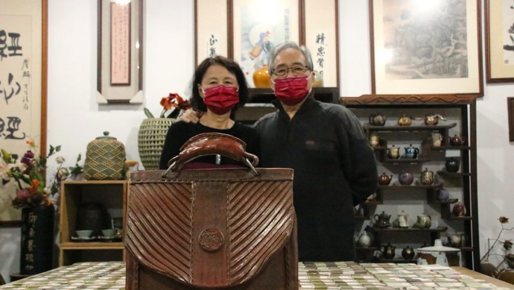 陶藝家路慶麟、陳梅臻介紹泥編早期作品《皮包》(圖/陳惠玲攝影)