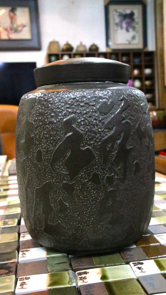 路慶麟的生活陶近期作品,在茶罐上書法陽刻。(圖/陳惠玲攝影)