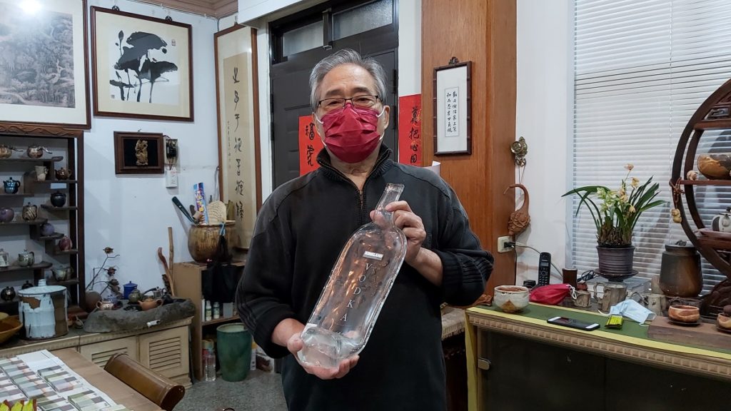 路慶麟介紹環保玻璃創意商品。(圖/陳惠玲攝影)