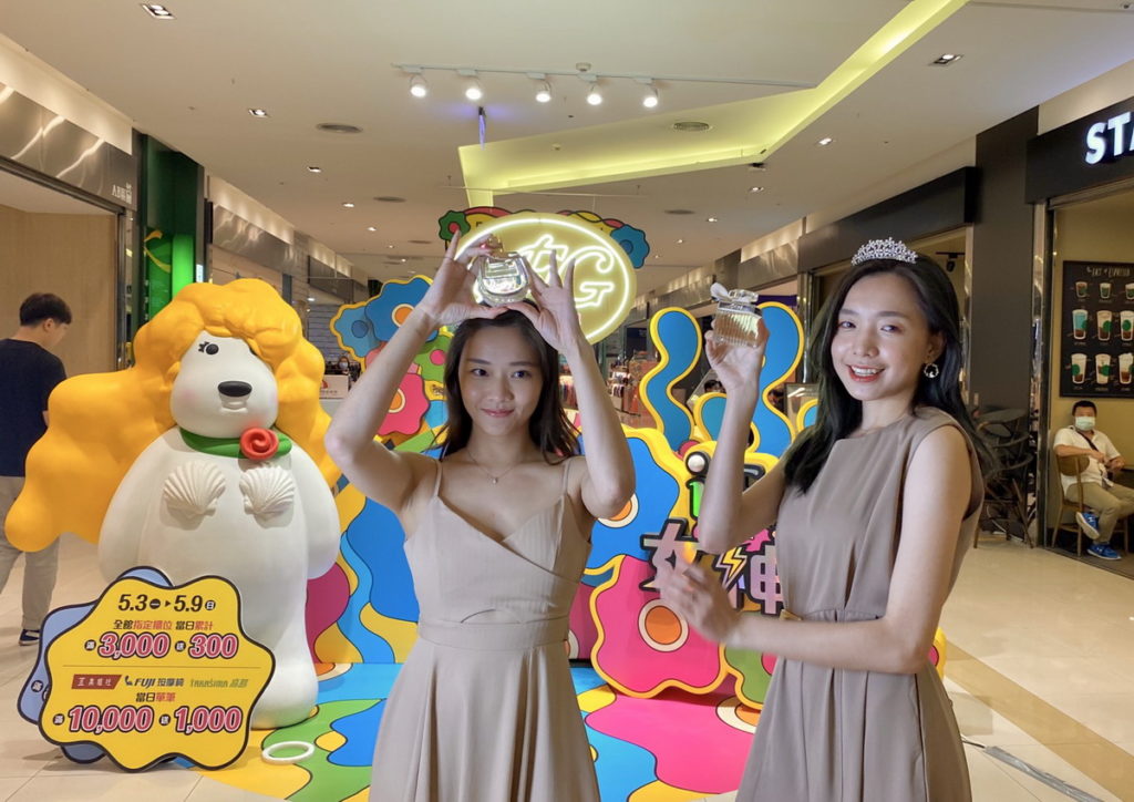 第一屆女神賽後擁有許多曝光機會，左為良芬、右為Joy。
