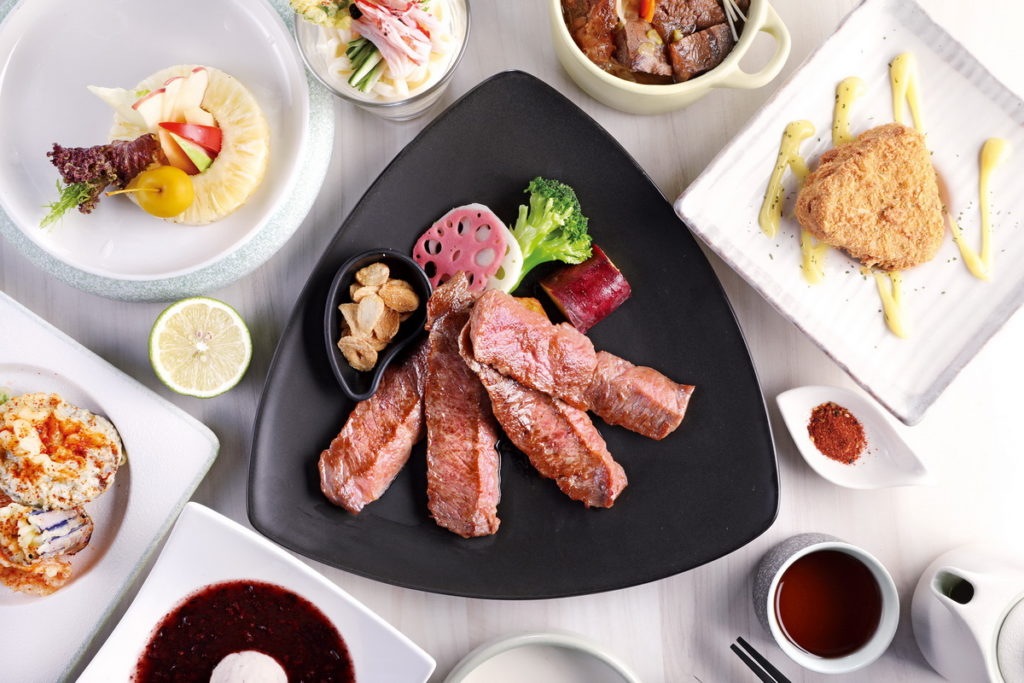新春吃出好運頭，在美食街單筆消費滿150元，就有機會抽中「陶板屋餐券」30名。