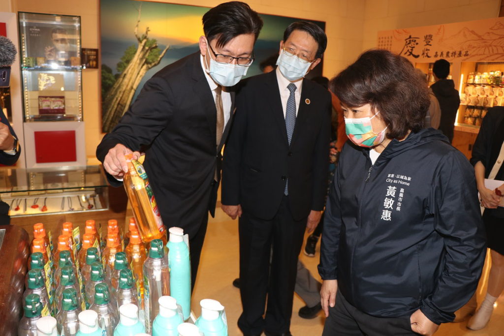 市長參觀飯店的綠色商品區