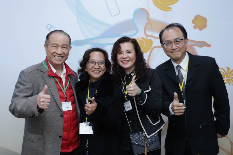 ▲李政道博士(左1)，吳宜儒董事長(左2)跟秋香健康團隊合影。(圖/秋香健康公司提供)