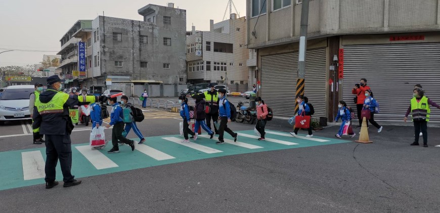 ▲行車遇學童上下課時段時,請配合員警或導護志工交通疏導,禮讓學生先行 (圖/台中大甲分局 提供)