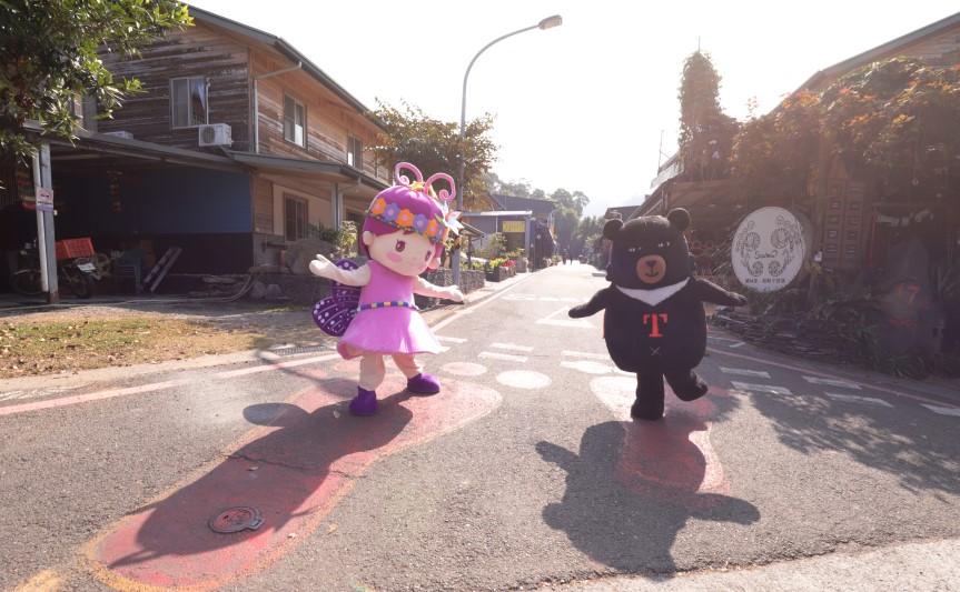 ▲喔熊和點點拜訪脫鞋子部落(禮納里)   (圖/交通部觀光局 提供)