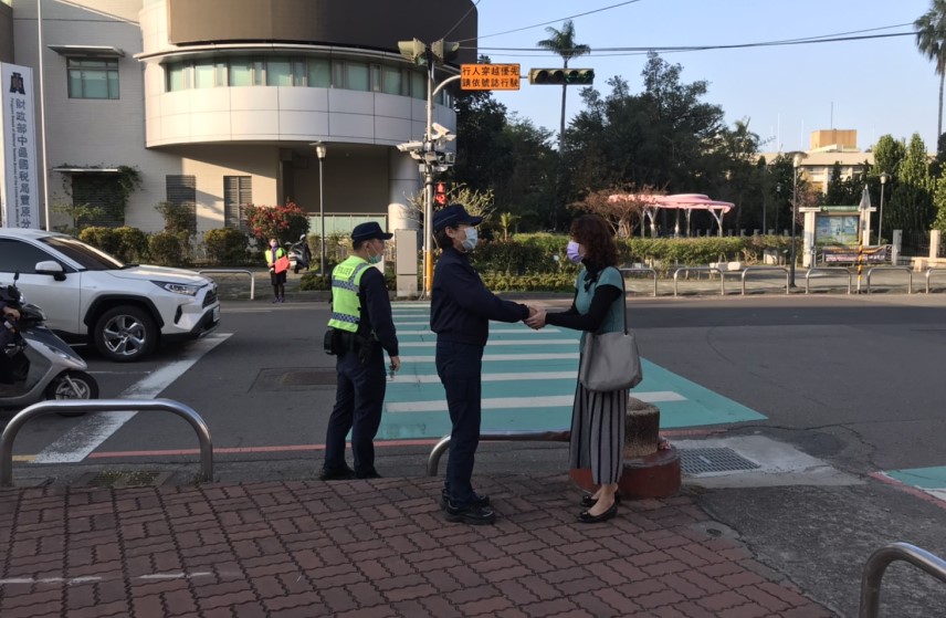 ▲南陽國小老師特地與豐原資深女警「阿芳」互道新年快樂 (圖/台中豐原分局 提供)