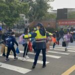 ▲2月11開學首日,苗栗縣警察局動員150名警力,結合學校導護媽媽、志工與老師一同守護學童 (圖/苗栗縣警察局 提供)