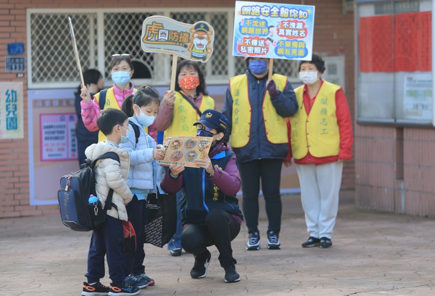 ▲苗栗婦幼警察隊也在開學日向學童進行婦幼安全宣導觀念,建立兒少自我保護意識 (圖/苗栗縣警察局 提供)