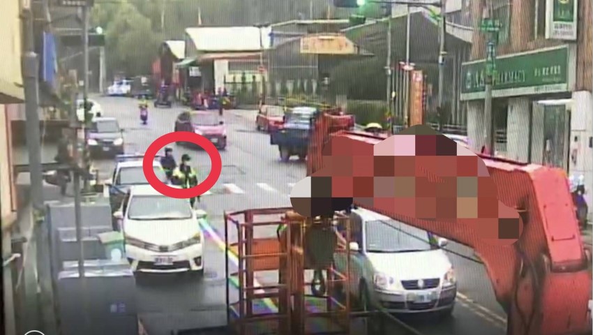 ▲員警載老翁返回現場四處搜尋,結果在老翁所指停車地點對面的小巷中尋獲該車 (圖/苗栗縣警察局 提供)