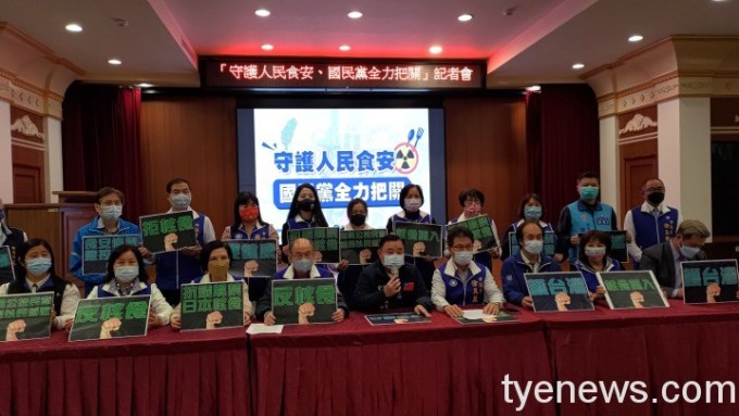 messageImage_1644552361978 桃市議長邱奕勝(前排中)呼籲市長鄭文燦不要讓桃園市民有任何吃到核食品的機會。圖:國民黨團提供