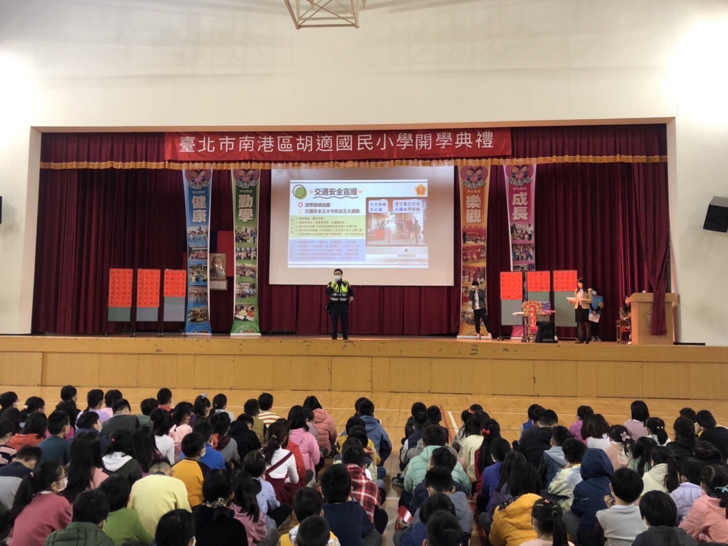 圖片說明:南港分局利用開學典禮向全校師生進行交通安全宣導。 (記者林艷林翻攝)