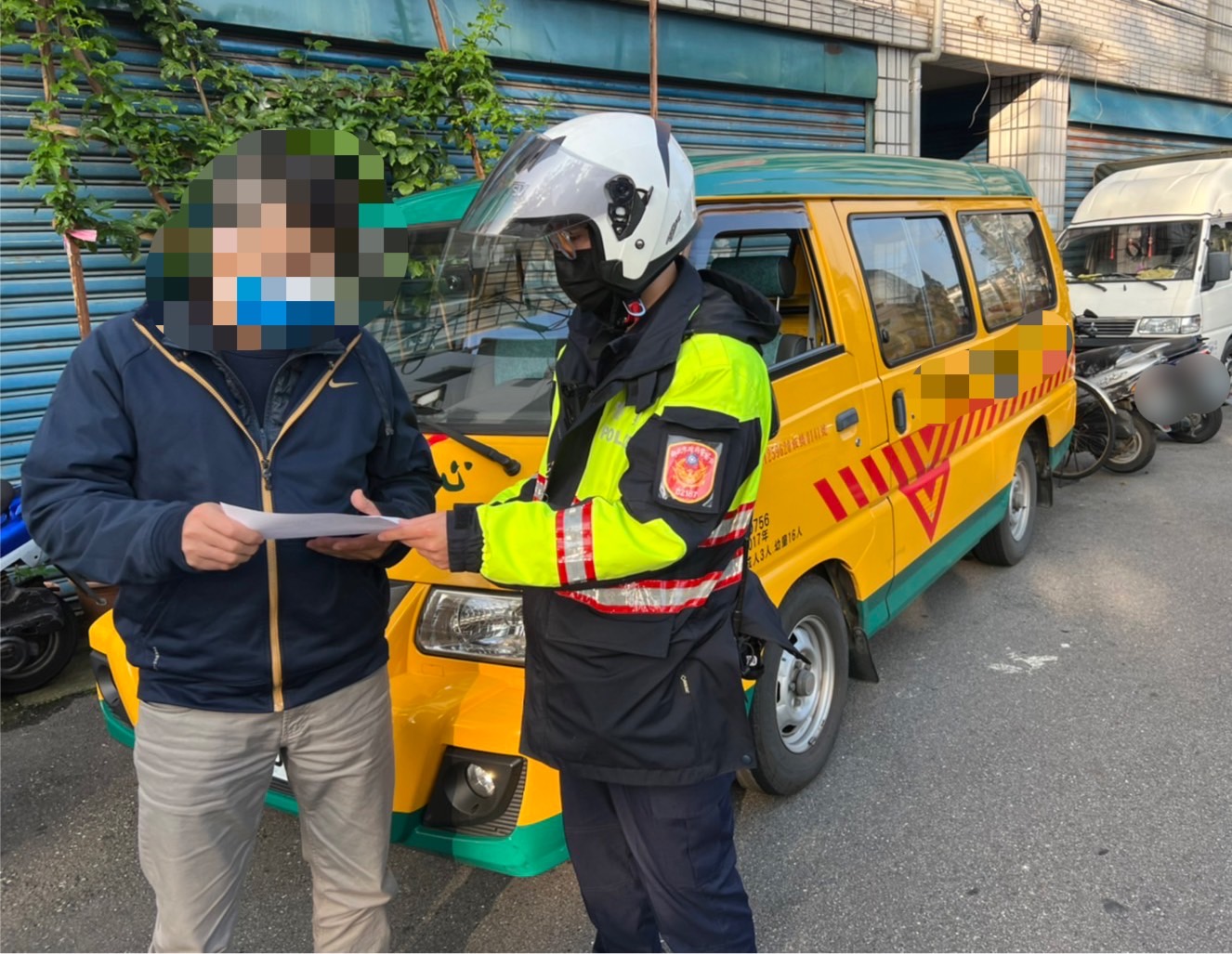 圖片說明:海山分局員警實施幼兒車稽查。 (記者林鈞澤翻攝)