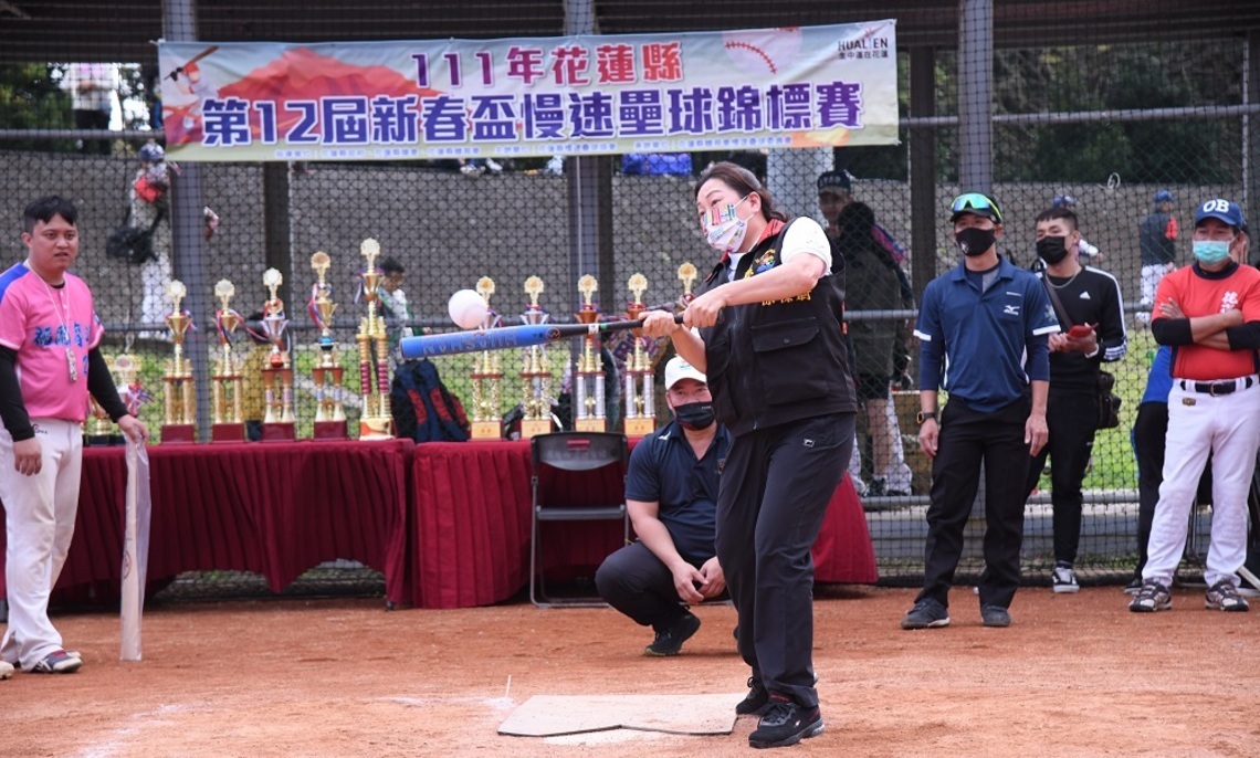 花蓮縣第12屆新春盃慢速壘球錦標賽    徐榛蔚奮力擊出10球 為賽事揭開序幕