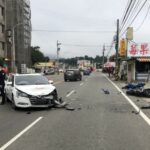▲自小客車雙黃線違規迴轉欲採草莓,2部直行機車剎車不及撞上 (圖/苗栗縣警察局 提供)