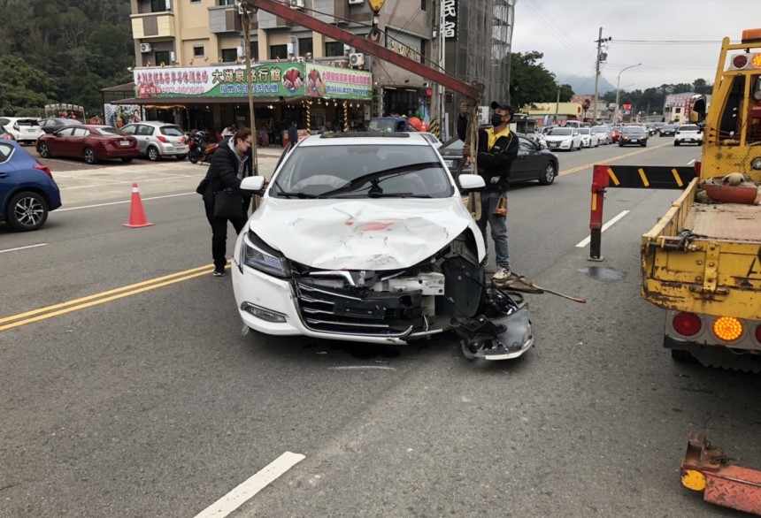 ▲大湖員警立即通知救護車將傷者送醫,並依交通事故處理流程迅速清理現場 (圖/苗栗縣警察局 提供)