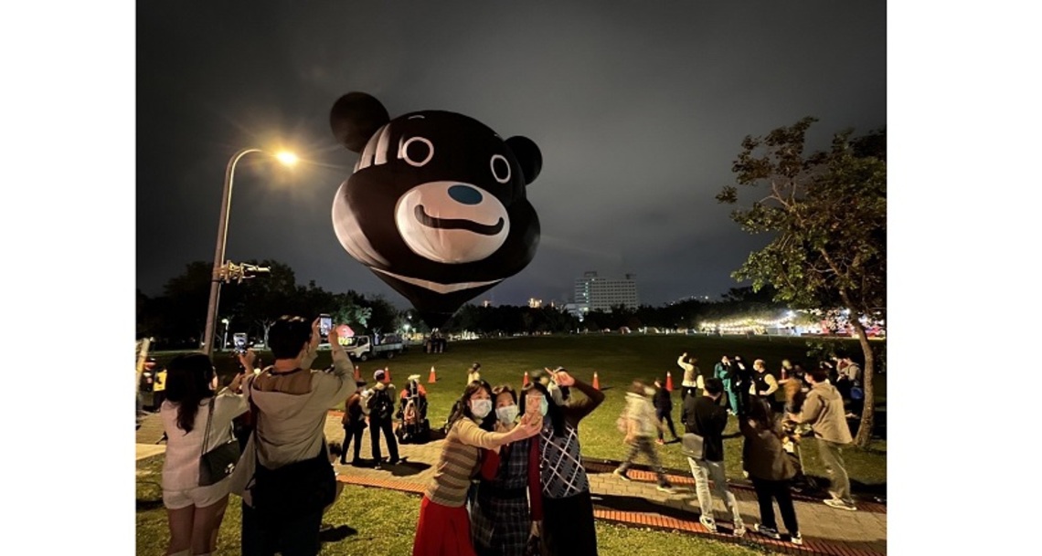 熊讚、祥虎現身2022台北燈節發放玫瑰花 與民眾共渡粉紅泡泡情人節