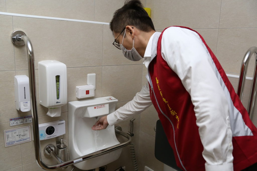 手洗器備有洗手乳、酒精、衛生紙等