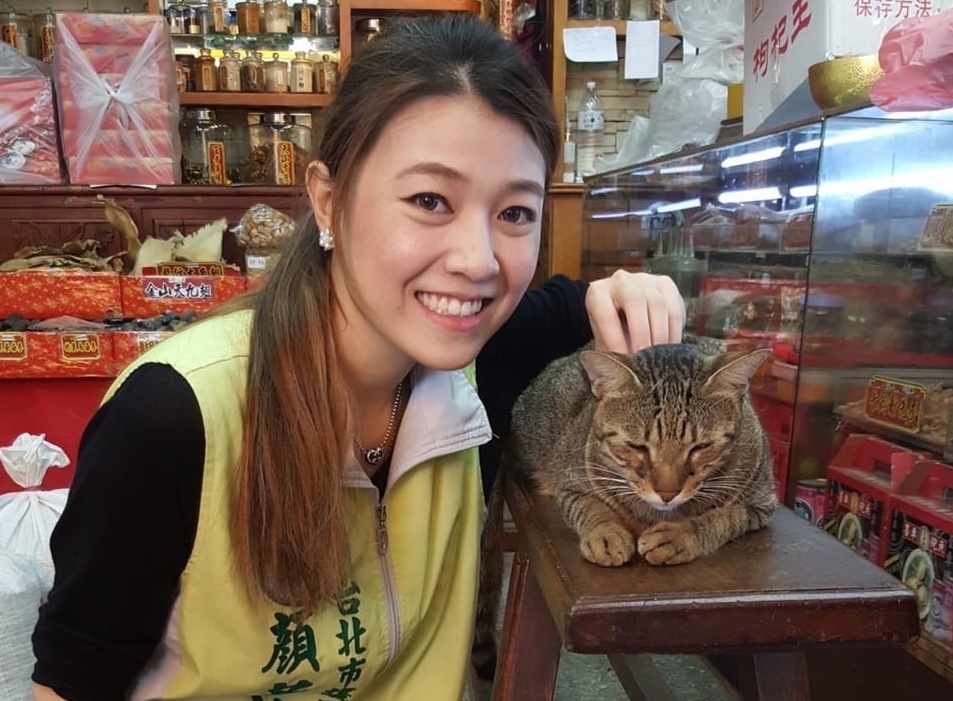 情人節快樂!美女議員分享辣照吸睛 高嘉瑜一身紅衣獻祝福 58 021402