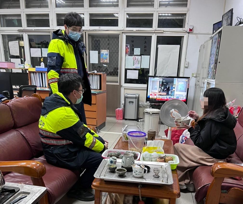 孤女駕車自撞心慌張 警方關心安撫獲讚揚
