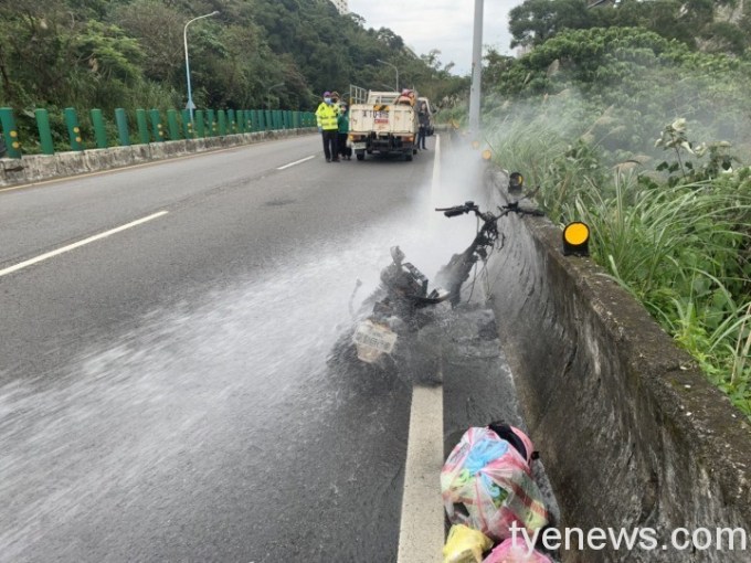 【有片】驚呆!2女騎電動自行車 竟莫名自燃成廢鐵 9 S 197369861