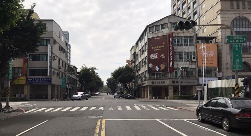 可能是街道、道路和天空的圖像