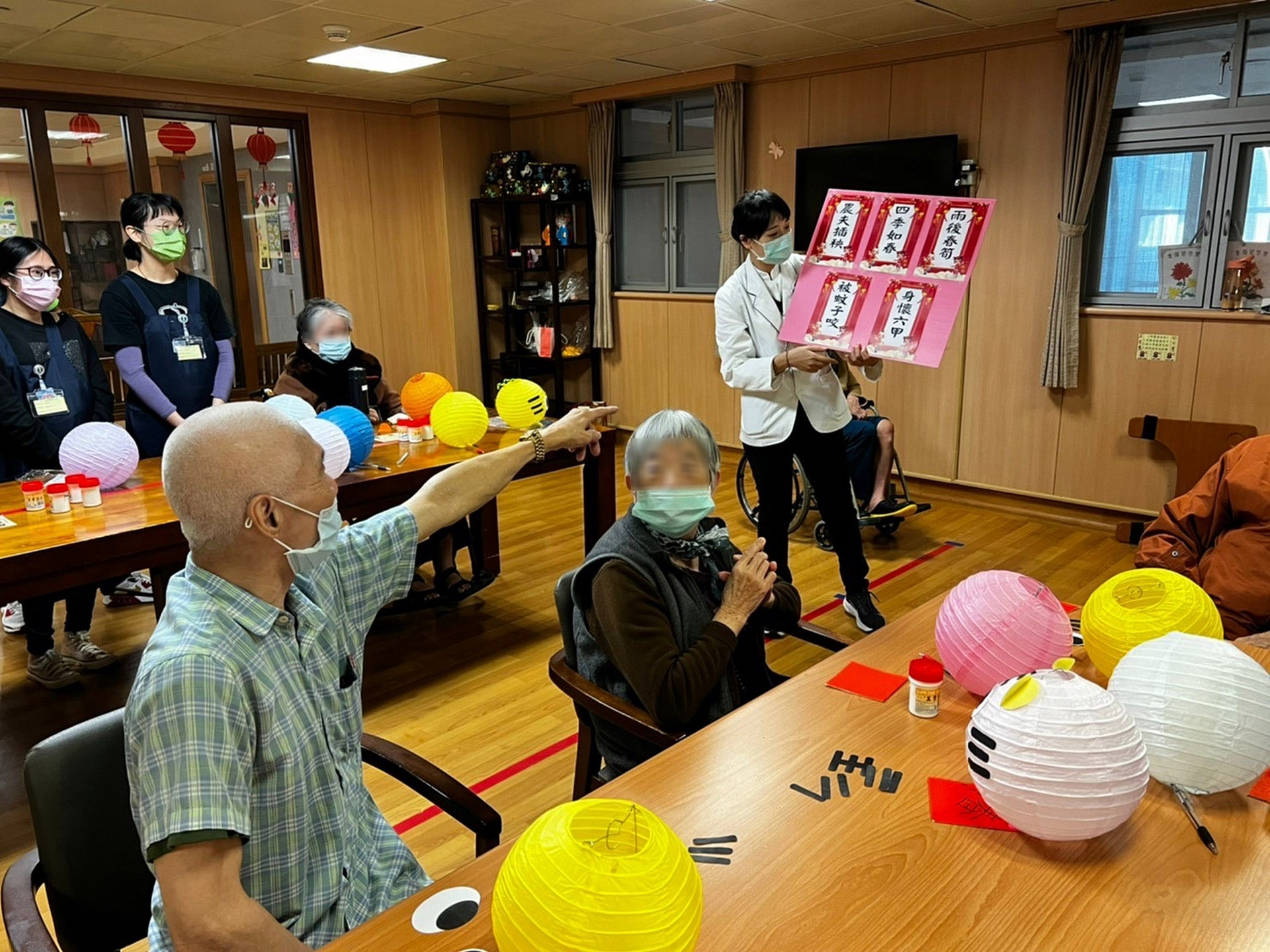 邊作燈籠、邊猜燈謎,護理之家住民都很踴躍回答。