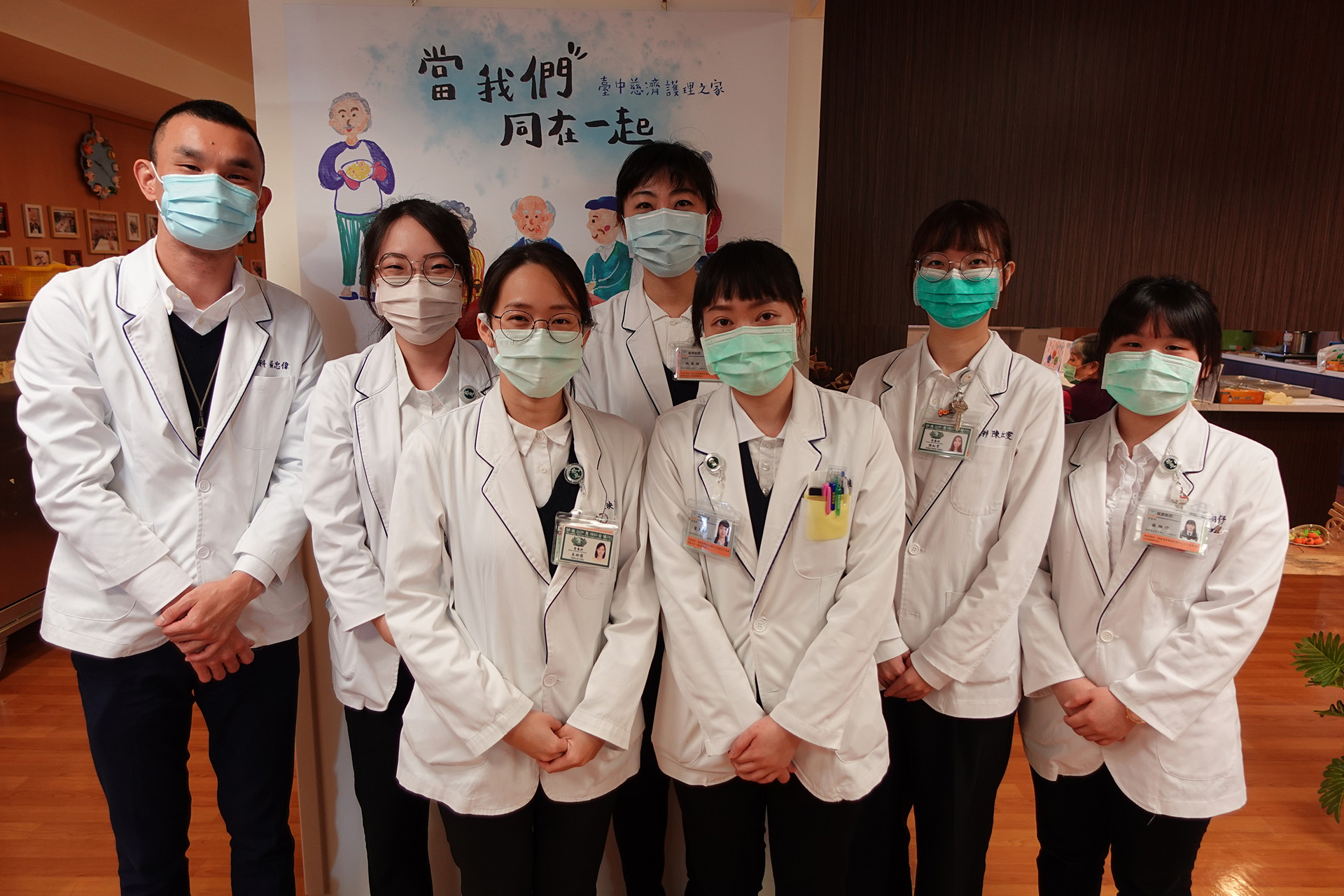 臺中慈濟醫院與臺中慈濟護理之家的營養師團隊用專業,帶給住民們健康與歡樂的佳節氣氛。