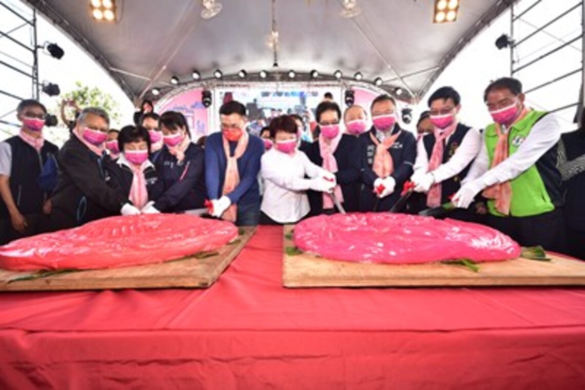 120斤超大新丁粄吸睛! 東勢新丁粄節盧市長祝市民平安健康