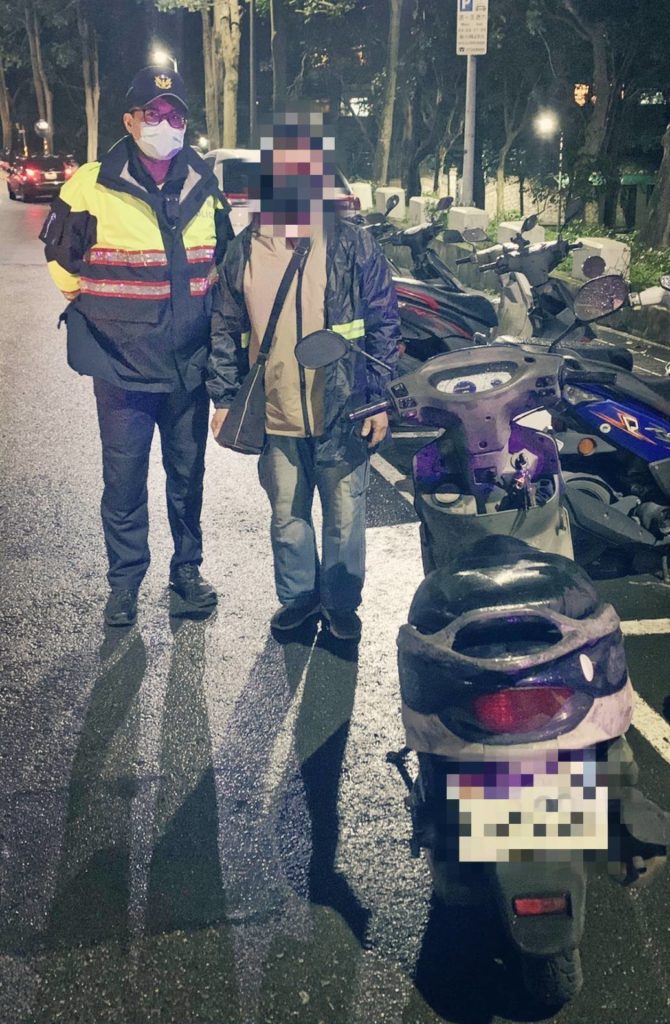 員警與老翁及尋獲之失車。