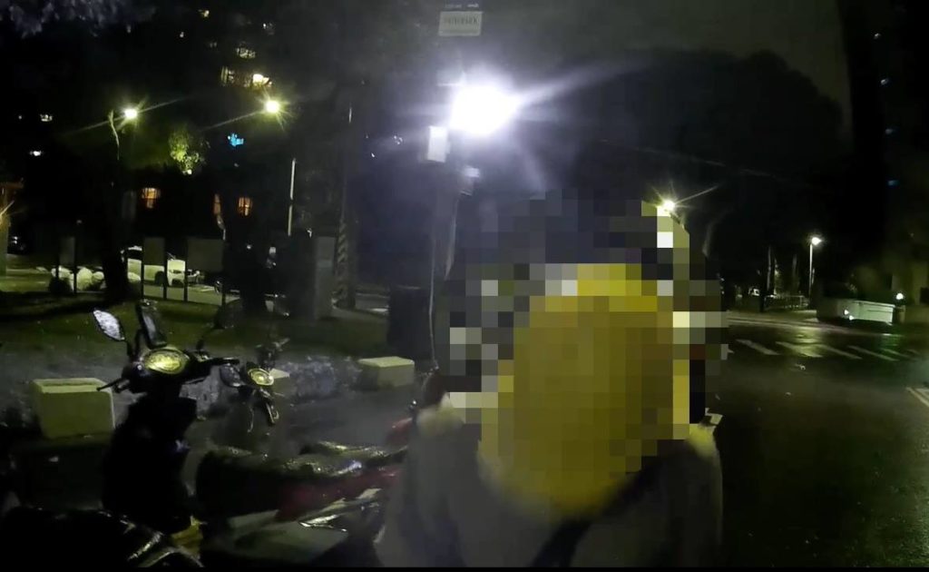 老翁頻向員警點頭致謝。