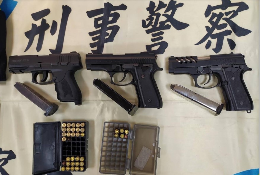 ▲警方在毒販租屋處起出非制式手槍3枝、改造子彈37顆 (圖/苗栗縣警察局 提供)