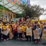 ▲后里分駐所員警與幼兒園小朋友一同做提燈,歡度元宵節 (圖/台中大甲分局 提供)