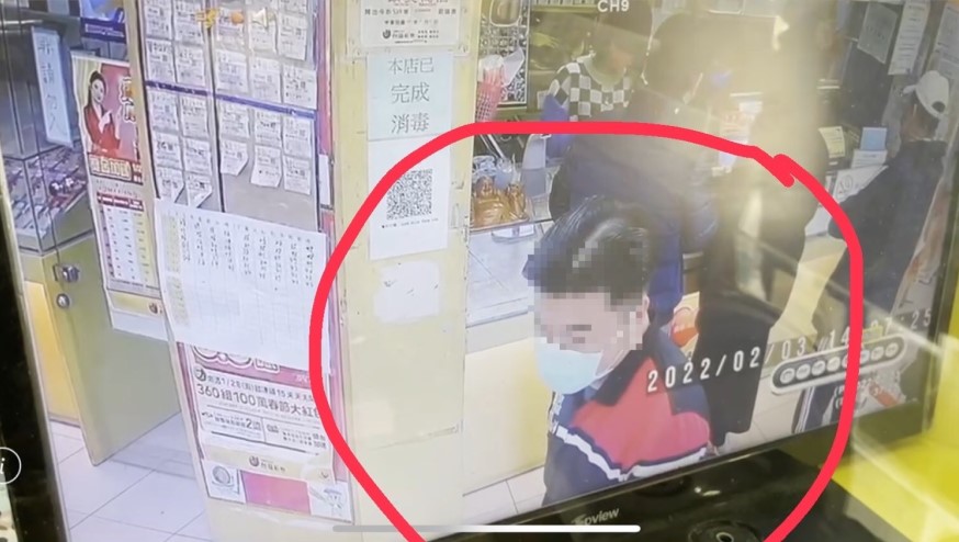 ▲員警調閱彩券行及路口數十支監視器比對,才找到幸運彩券中獎者 (圖/台中霧峰分局 提供)