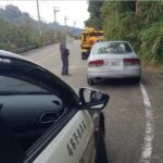 ▲楊姓老翁駕車欲往南庄遊玩，不料車輛拋錨在山路中，員警獲報前往救援 (圖/苗栗縣警察局 提供)