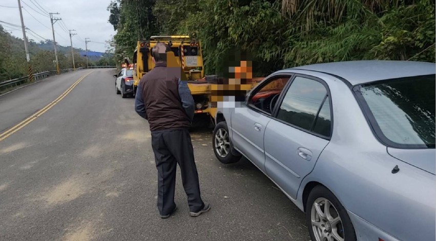 ▲員警協助找來拖吊車，將老翁車輛拖至修理廠，結束一場驚魂記   (圖/苗栗縣警察局 提供)