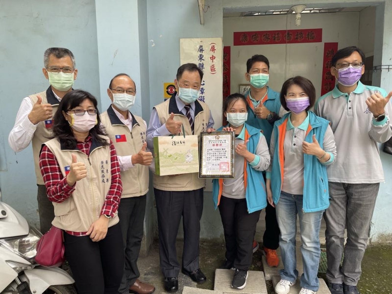 屏東榮服處贈獎座感謝 進用退除役官兵績優企業