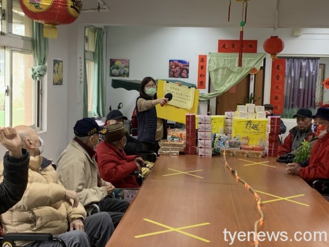 桃園榮家元宵猜燈謎活動 爺奶絞盡腦汁全力搶答 13 養護堂長輩舉手答題選我選我