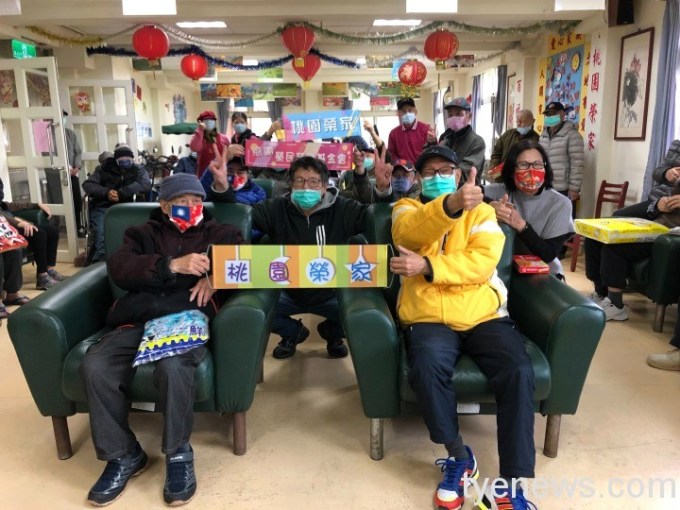 桃園榮家元宵猜燈謎活動 爺奶絞盡腦汁全力搶答 15 安養堂猜謎現場俏皮大合影