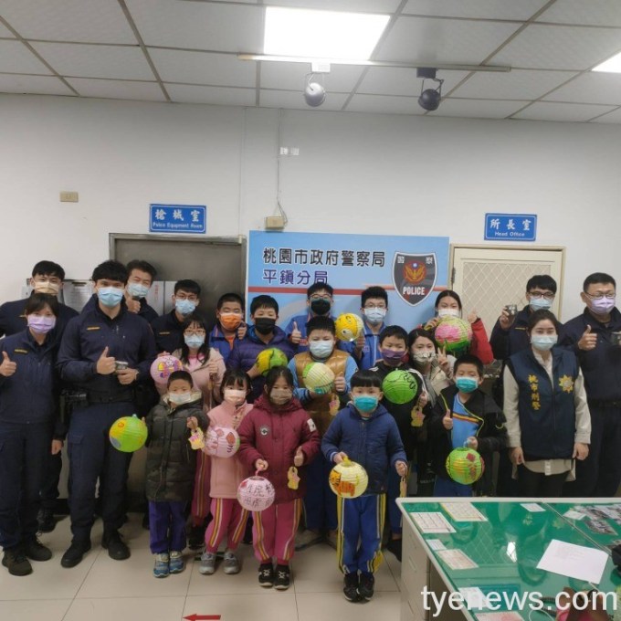 觀音根滿慈善基金會所成立「海星教室」，前往平鎮分局致贈平安米及小朋友親手所寫的感謝卡片。圖：諶志明翻攝