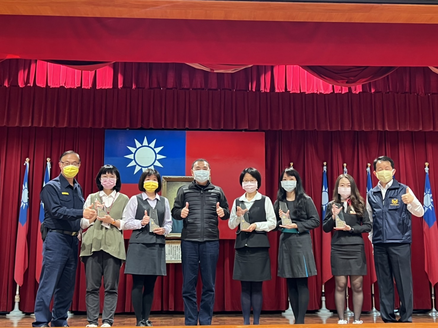 圖片說明:治安會報上特別對攔阻民眾遭詐欺、協助破案的金融機構行員、超商店員等83位「防詐小天使」,頒發獎牌、禮券與感謝信。(記者戴昱弘翻攝)