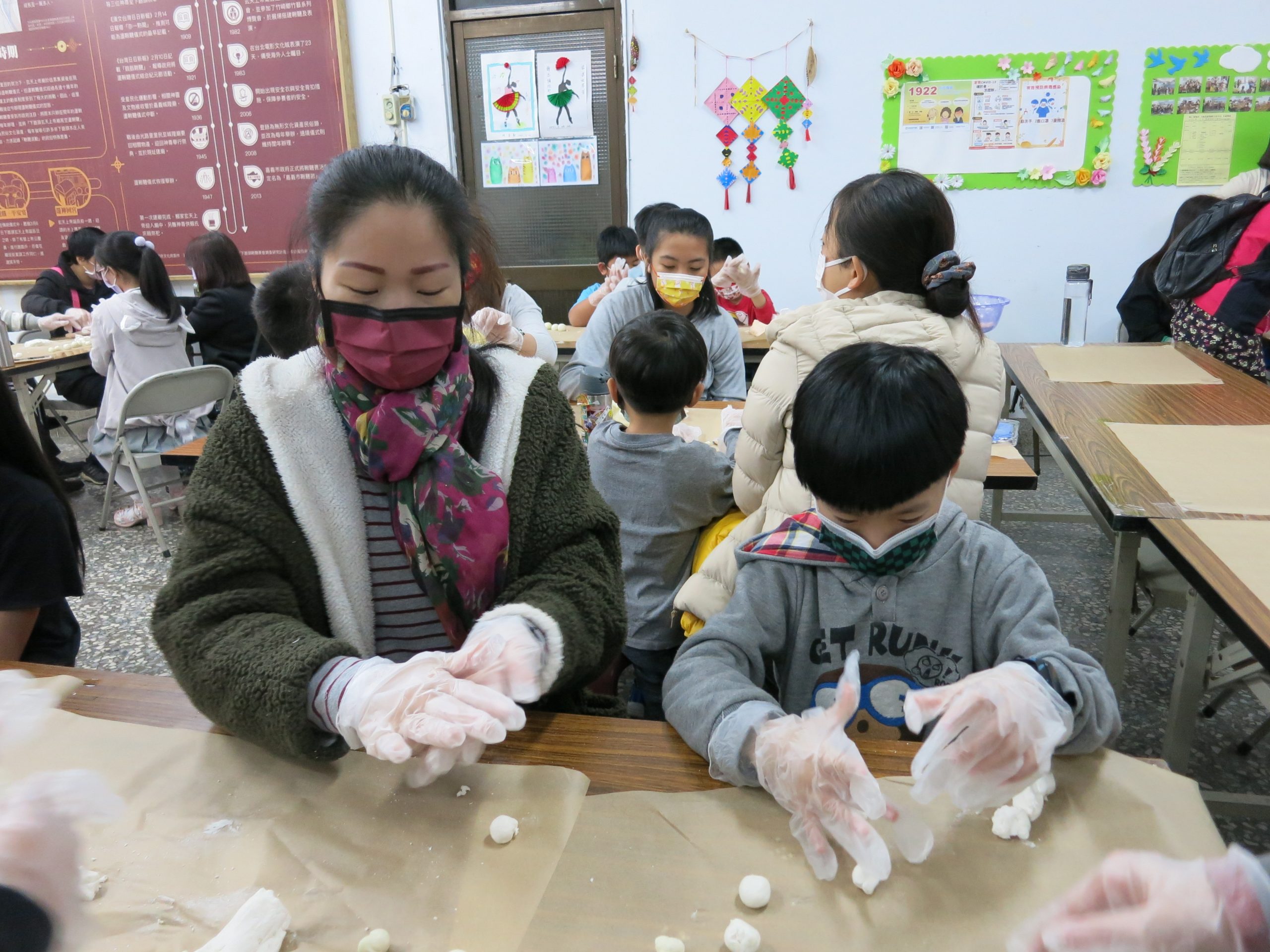 圖片說明:來自廣西的黃嘉榆跟兒子一起搓湯圓。(記者葉鈞宇翻攝)