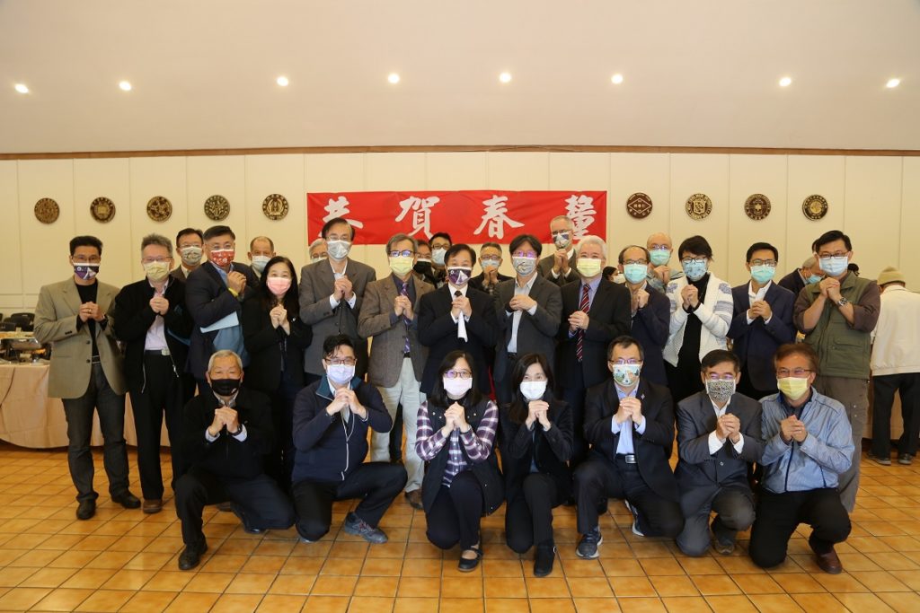 東海大學校長張國恩帶領一級主管新春團拜合影。（圖/東海大學提供）