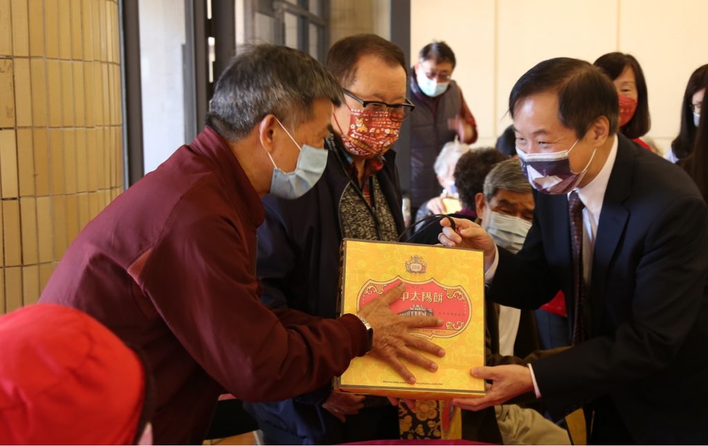 2022東海大學新春茶會校長張國恩致贈退休教師年節禮，表達感謝師長對於東海大學過去的付出。（圖/東海大學提供）