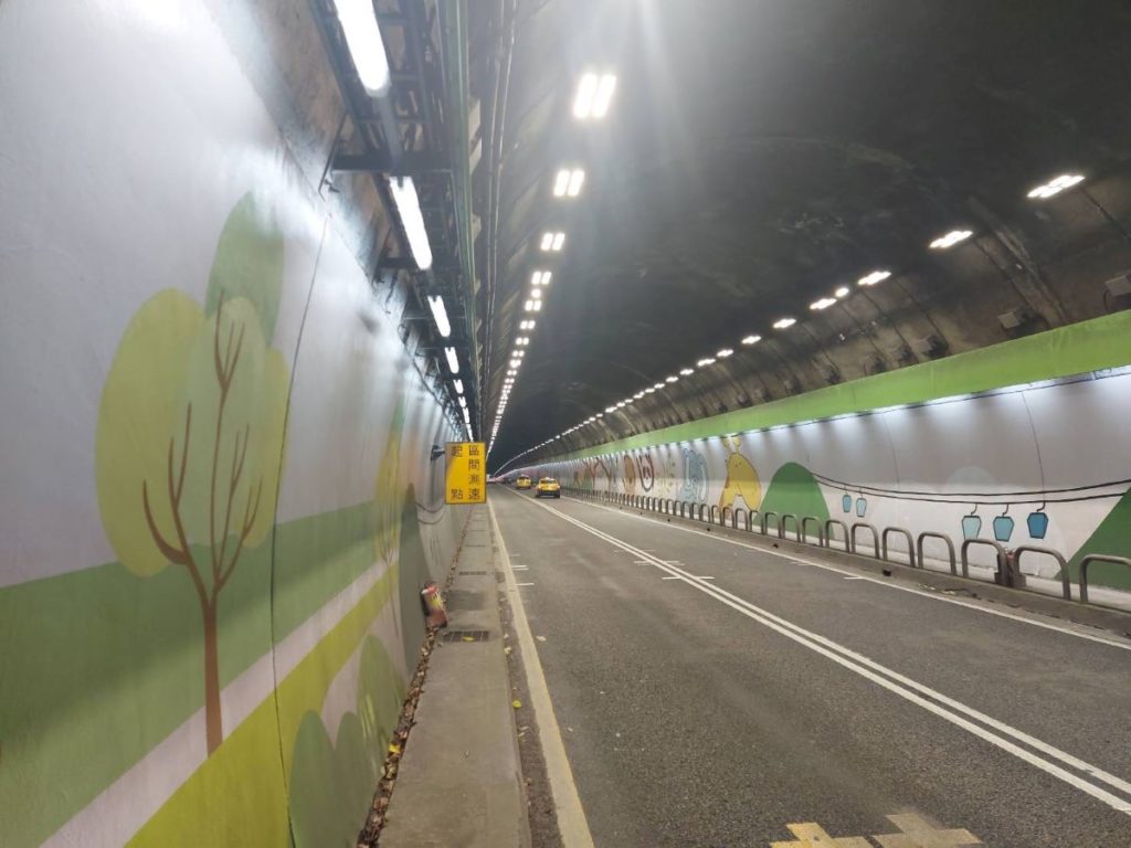 辛亥隧道內區間測速畫面