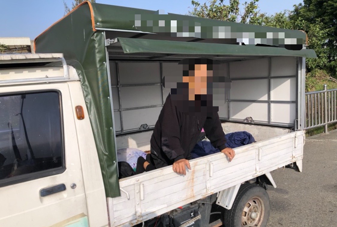 ▲員警救出老翁並教導如何從車內開啟車鎖，老翁直向員警道謝   (圖/台中大甲分局 提供)