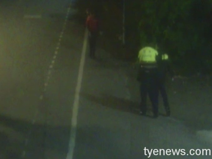 【有片】憂鬱男海邊散心家人怕有不測 暖警出動陪談心 12 S 1589291