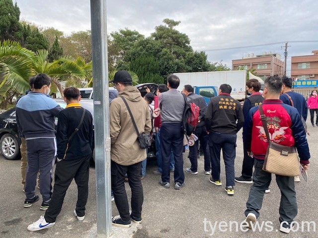 桃園分署拍賣會民眾搶標 豐田汽車喊標37次拍定 11 桃園分署拍賣車輛吸引人潮