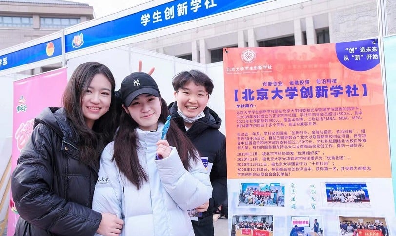 可能是 2 個人和大家站著的圖像